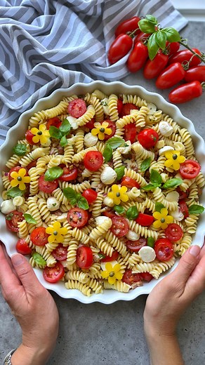 76K views · 106 reactions | Quick Bacon Pasta Salad. Perfect for a picnic or an easy lunch. With crispy bacon, San Marzano tomatoes, mozzarella balls, red onion, and yellow pepper flowers. Topped with a zingy basil and white wine vinegar dressing. So easy if you have leftover pasta one day. Comment ‘Pasta’ to get the recipe sent to your dm. #pasta #pastasalad #feedfeed #beautifulcuisines #easyrecipe #foodart | Foodbites | Facebook