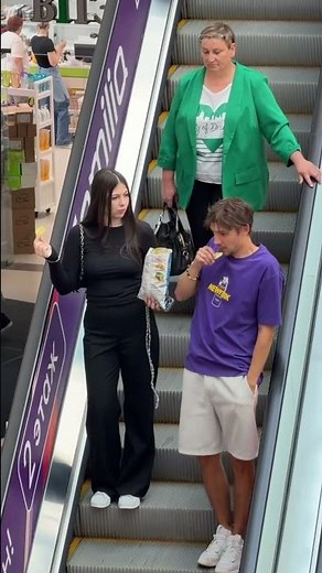 Escalator Snack Prank Gone Wrong 😱 #AlexEasy #Escalator #Pranks