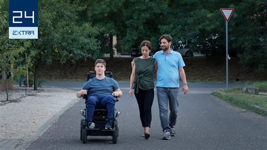 "Apci, gyere!" – a Duchenne-szindrómával küzdő Kele szülei nem akarnak csodadokik és csodaterápiák után kutatni | 24.hu