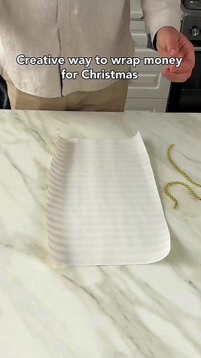 Creative way to wrap money for Christmas 🎁🎄 #creative #moneywrap #christmasdecor | Laura Emma