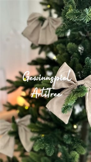 Tina Brake 🌿 on Instagram: "[christmas TREE..🌲..] [das Gewinnspiel ist beendet / Anzeige] .Wenn die Weihnachtsvorfreude so groß ist, dass man glatt vergisst, dass die Kamera läuft! (mittendrin Team Dutt & Weihnachtsfieber!) 😂 * Kein Nadeln * Kein Wasser nachkippen * Kein Schleppen ✨ Einfach nur Weihnachtszauber pur! Mein @arti.tree kam schon inklusive warmweißer Lichterkette (8 Modi, 3 Timer, dimmbar) – anschließen, genießen, fertig. Beim Öffnen des Kartons wartet eine zuckersüße Überraschung