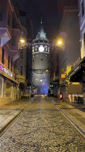 İstanbul, terk ettiğiniz ama sizi asla terk etmeyen bir şehirdir.