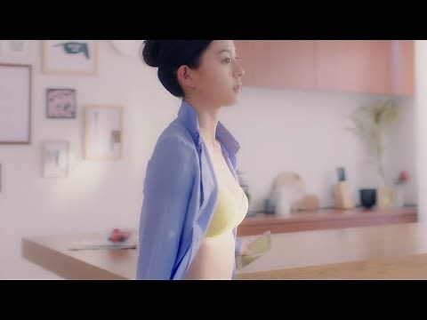 “9頭身美女”朝比奈彩、WEB動画でランジェリー姿に 美ボディー披露