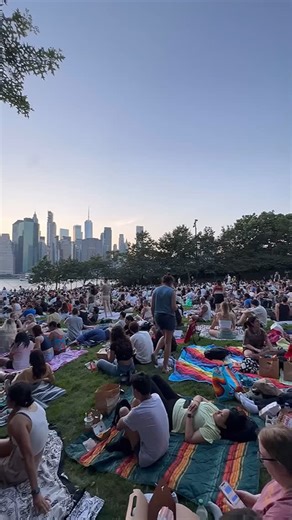 FREE FUN IN NYC: MovieS with a View✨🎬 Movies With A View is back at Brooklyn Bridge Park! Grab a blanket and a cooler and catch a movie in this unique setting. The gently sloping hillside and twinkling Manhattan skyline sets a perfect backdrop for an outdoor movie. Each evening, the lawn opens at 6:00 PM on a first come, first serve basis, and the movie begins at sunset. This season, the films feature movies by and starring leading women with the theme of “Women In Hollywood”. MOVIE LINE UP: 🎬