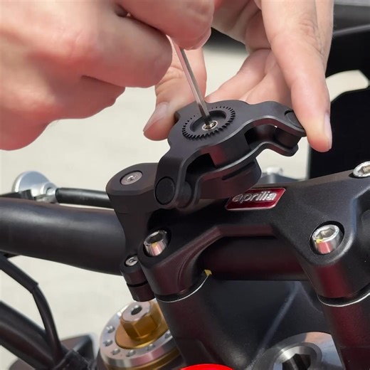 The Quad Lock Motorcycle Kit is the ultimate solution for securely mounting your Galaxy to your motorcycle or scooter. | QUAD LOCK