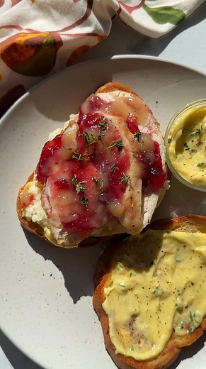 Give your Thanksgiving meals a new life this season with California Olive Ranch extra virgin olive oils! The flavors in this Thanksgiving 'leftover' sandwich will have you craving it all year long! | California Olive Ranch