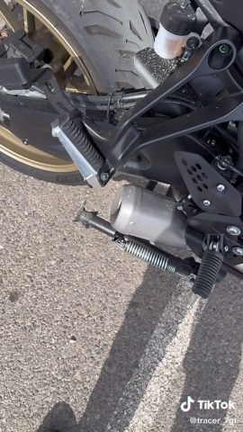 Installation de l'Akrapovic sur le Tracer 700