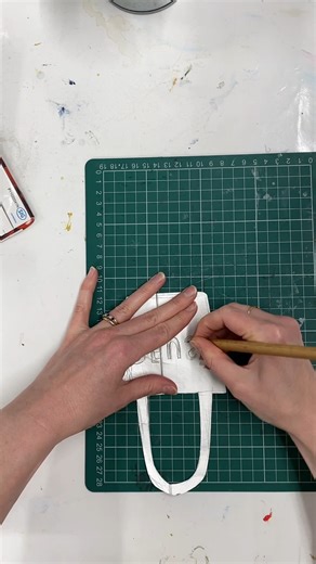 Learn how to make a Tetra Pak print with us! 🧃♻️ We're not sure if anyone still has the attention span for these, but here we go! 📽 This video tutorial is also available on our website if you'd prefer to watch on a larger screen ☺️ #printmakingforthepeople | Handprinted