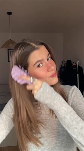 A new hairstyle every day ✨ Sabemos que enero se está haciendo eterno, pero probar un peinado nuevo que haga match con tu outfit puede alegrarte el día. ¿Te animas a probar este tutorial con nuestros accesorios para el pelo? ✨Cepillo detangling Natural Fiber Mini ✨Coleteros clásicos negros de algodón ✨Cepillo clean look #BeterBeauty