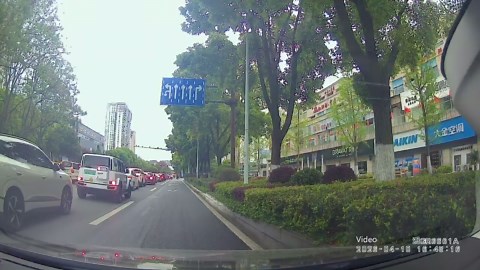 Driver brakes to avoid children crossing road in Hunan, China