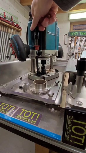 www.takeonetoo.com TOT! Router sled Perfectly flat slab in a few quick steps. #woodworking #woodwork #maker #routersled #wood #tools #bois #madera #holz #woodworker