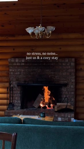 📍 Cusheon Lake Resort, Salt Spring Island Tucked along the shoreline of Salt Spring’s second-largest lake, made for slow mornings, lake views, and cozy cabin stays. With log cabins and cedar chalets, all with full kitchens, wood-burning fireplaces, and lakefront views, it’s the kind of place where you can truly unwind. Enjoy access to canoes, kayaks, SUPs, a shared hot tub, and a lakeside barrel sauna all season long. If a quiet, nature-filled escape is calling this cozy season, this is it. 🌲 