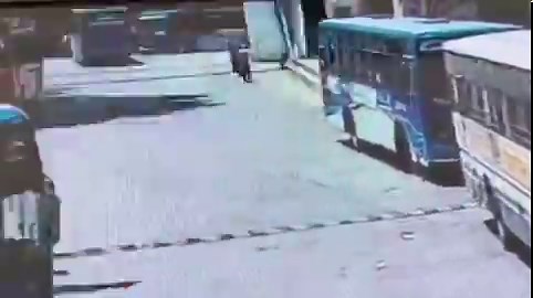 ₹114 crore ka bus station, Modi ji ne inaugurate kiya tha, aur aaj ek insaan ki jaan le li.Vadodara Central Bus Station jahan roz 70,000 log aate jaate hain, wahan 10 April ko entrance ka decorative plaster aur metal structure achanak gir gaya. Dave naam ke ek shakhs ki mauke par hi maut ho gayi. Ek aur shakhs ghayaal hua.Yeh wohi bus station hai jo 2014 mein ₹114 crore ki laagat se bana tha. Inauguration khud PM Narendra Modi ne kiya tha.Aur ab wahi structure logon ki jaan le raha hai.Sabse sho