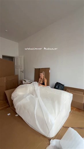 Edda on Instagram: "Was sagt ihr zum Ergebnis? 🌝✨ was fehlt noch? - Shoutout an @erikhebbe für die Hilfe 💃🏼 - #wohnzimmer #sofa #makeover"