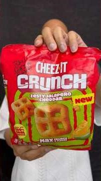 🧀 Zesty Jalapeño Cheddar Cheez-It Crunch cheesy baked corn snacks 🌾 #jalapeno #cheddar #cheese