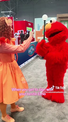 Signing with Bestie Elmo #ASL #SignLanguage