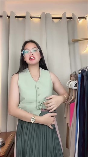 Elegant Women's Plain Crop Vest Suit for Office Attire