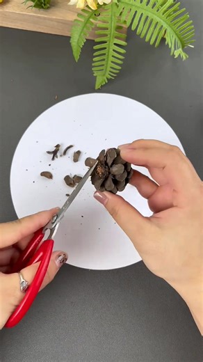 Step-by-Step Pine Cone Flower Craft #pineconecraft #flowerart #naturecraft #diycraft #easycraft #handmade #creativeidea #kidsart #funactivity #artproject | paper craft ideas