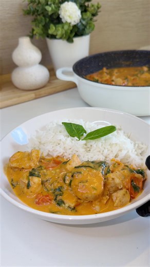 🛒 Ingrédients \t•\thuile d’olive \t•\tFilets de poulet \t•\tSel, poivre, paprika , origan \t•\tOignon , (finement haché) \t•\tTomates cerises \t•\tGousses d’ail, 4 (pressées) \t•\tConcentré de tomate, 2 c. à soupe \t•\tCubes de bouillon de poulet, 2 (dissous dans 25 cl d’eau chaude) \t•\tCrème liquide, 20cl \t•\tJeunes pousses d’épinards frais, 65 g \t•\tParmesan râpé, 10 cl #riz #recette #recetterapide #ideerecette