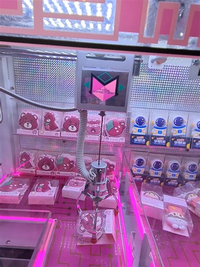 So wobbly. lol #arcade #arcadegames #arcademachine #arcades #clawmachine