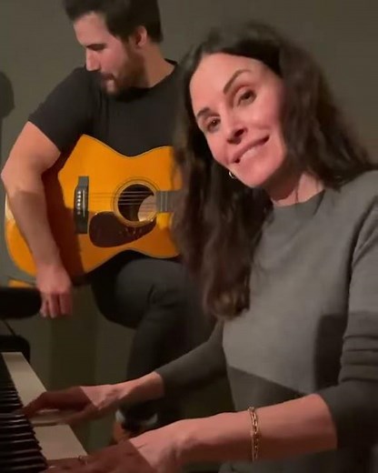 COURTNEY COX JOUE AU PIANO LE CÉLÈBRE GÉNÉRIQUE DE FRIENDS I’LL BE THERE FOR YOU