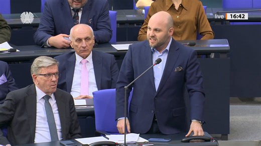 Heute im Bundestag habe ich eine einfache Frage gestellt:Warum ist in Deutschland angeblich kein Geld da für Schulen, Straßen oder Kindergärten… aber gleichzeitig wird weltweit Geld für Projekte ausgegeben, die viele Bürger nicht nachvollziehen können?Genau darum geht es: Prioritäten.Während bei uns Unternehmen schließen und die Belastung für Bürger steigt, wird Geld an vielen Stellen im Ausland verteilt.Ich finde: Das Geld der Steuerzahler gehört zuerst nach Deutschland.Was meint ihr?