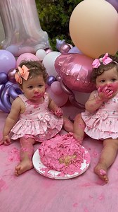 600K views · 59K reactions | 1 aninho das gêmeas, fizemos o smash the cake! Que fofura! | Gêmeas da Deza | Facebook