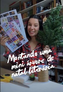 🎄✨📚 Montando uma mini árvore literária essa semana eu tive a brilhante ideia de fazer uma árvore literária com mini livros de ficção cristã e meu marido, ao invés de me trazer lucidez, falou: “faz, amor!” Então aqui está, amigos, e eu to completamente apaixonada!!! Foram 2 dias montando um arquivo com 48 livros inteiros, imprimi os livros, comprei material e montei livrinho por livrinho em um trabalho que, no total, durou 4h, mas eu to tão feliz e satisfeita!!! Eu queria mtttt colocar toda os