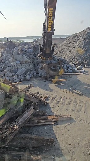 Smidigt med luckyharpa när man behöver sortera lite i schakterna! #leicageosystems #construction #excavator #videoviral #reels #operator #tik_tok #engcon #shorts #grävmaskin | Mohammed Wehbe