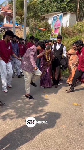 sh media | ചെളിയിൽ ചവിട്ടാതിരിക്കാൻ കിച്ചുവിൻറെ ഭാര്യ ചെയ്തത് കണ്ടോ #shorts | Instagram