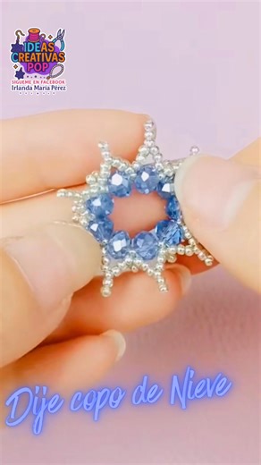 Dije Copo de Nieve – Cristales y Perlas Elegante, brillante y perfecto para esta temporada. Este dije en forma de copo de nieve combina perlas, cristales azules y mostacilla plateada para crear una pieza delicada y muy llamativa. ❄️✨ Ideal para un regalo especial o para complementar un outfit invernal con un toque mágico. ⸻ Materiales – Materials • Perlas blancas / White pearls • Cristales azul cielo / Sky blue crystals • Mostacilla plateada / Silver seed beads • Nylon 0.20 mm / 0.20 mm nylon th