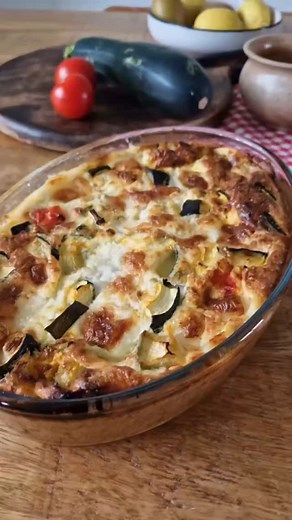Clafoutis courgettes tomates mozzarella. Recette très facile à faire. Régalez vous avec ce délicieux clafoutis. . . 1 courgette de 700 g ou 3 petites 4 tomates 1 gousse d'ail 3 œufs 20 cl de lait 10 cl de crème liquide 50 g de farine ou maïzena 110g de mozzarella . . Couper les courgettes et les tomates Faire revenir les légumes à la poêle pendant 15 à 20 minutes avec l'huile d'olive et l'ail. Préchauffer le four à 200°C. Battre les œufs en omelette. Ajouter le lait, la crème et la farine. Saler