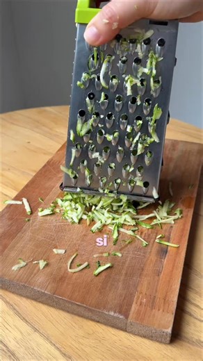 Pancito de zuchini sin gluten, alto en fibra y en 10 minutos 😮‍💨 🤝🏻Seguime para más recetas saludables Usé 1 zuchini mediano, 1 huevo, 1 cda de harina de almendras y 1 de harina de arroz, ajo en polvo, sal y polvo para hornear. Lo cociné por 10 minutos a 170 grados en la air fryer, puede ser microondas u horno también, vayan fijándose el tiempo. Rellene con queso, pesto y cherrys. Delicia! Y si lo tuestan, le sube mil puntos 🚀 👩🏻‍⚕️Turnos nutrición 1:1 link en mi perfil #recetassaludables