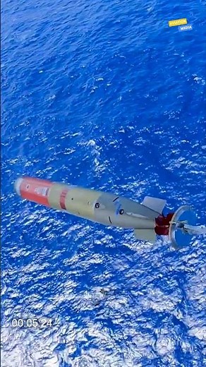 CH-148 Cyclone helicopter drops torpedo near Hawaii coast