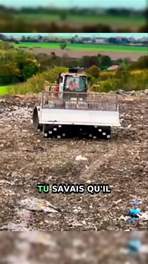 C'est l'engin le plus extrême du BTP et personne n'en parle 😳 55 tonnes, 4 roues en acier avec des dents de 30cm, une pression d'un immeuble de 10 étages. Son boulot : rouler toute la journée sur des montagnes d'ordures à 60°C. Il réduit les déchets de 70% et fait durer les décharges 10 ans de plus. Sans lui, ta ville croule sous les poubelles en 1 mois. Gaz toxiques, acier rongé, chauffeur en masque à gaz... C'est l'enfer. Tu pourrais conduire ça toi ? #btp #engin #chantier #compacteur #dechar