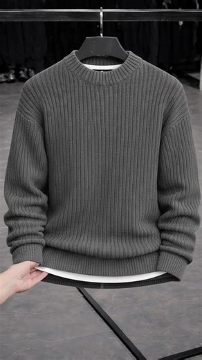 🔥 Оверсайз светр — тепло, стиль і максимальний комфорт 💸 Ціна: 1390 грн 📏 Розміри: S, M, L, XL 🧵 Склад: 30% вовна / 70% акрил ✔️ Актуальний оверсайз крій — виглядає стильно та не сковує рухів ✔️ Вовна у складі забезпечує тепло, акрил — м’якість і зносостійкість ✔️ Об’ємна в’язка з виразною текстурою ✔️ Приємний до тіла, не колеться ✔️ Добре тримає форму та не деформується після прання ✔️ Легко поєднується з джинсами, штанами або чіносами ✨ Ідеальний вибір для прохолодних днів, коли хочеться 