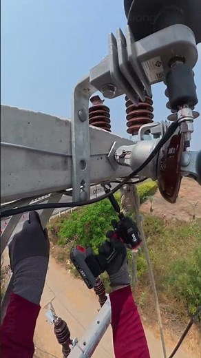 ⚡😱 How Linemen Install a High-Voltage Lightning Shield Wire