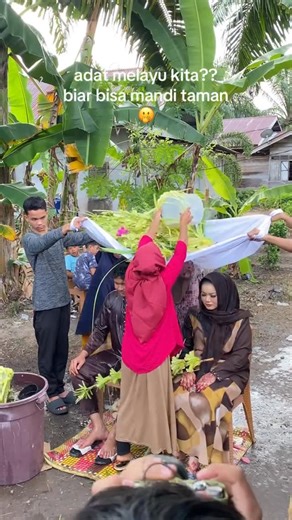 Rumpun Melayu on Instagram: "Adat Melayu😍❤️ . Sumber 🎥 tiktok // nurul.atiikaaa #melayuindonesia #melayuhits #budakmelayu #melayu #melayubatam #melayumedan #melayulangkat #melayukepri #melayukepri #medantanahmelayu #melayuketapang #melayuwedding #melayumendunia #melayupontianak #melayuacehtamiang #melayupalembang #putramelayu #putrimelayu #melayujambi #melayuriau #gadismelayu #melayukalimantanbarat #melayuthailand #medantanahmelayudeli #ahoimedankusayang #ahoi #ahoimedan #melayunatuna #melayub