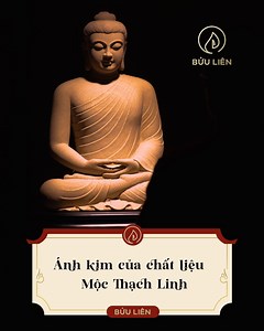 Sinh ra từ những hạt cát li ti được nén chặt qua thời gian và khí hậu khắc nghiệt, Mộc Thạch Linh hình thành nên một cấu trúc vi mô đặc biệt. Để ánh sáng có thể len vào bên trong rồi phản chiếu ngược trở ra, dịu như làn sương mỏng vừa thoát ra lòng đất. Không phải tôn tượng nào cũng có cơ duyên mang trong mình sắc ánh ấy, và cũng không phải mọi ánh kim ta nhìn thấy đều là thật. Có những ánh sáng chỉ nằm ở lớp ngoài, còn với Mộc Thạch Linh, ánh sáng dường như đã thấm đẫm vào trong chất liệu, khôn