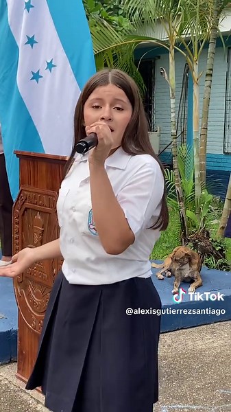 #parati #SantaBárbara |Instituto Departamental la Independencia de la ciudad de Santa Bárbara dio por inaugurado las actividades de la celebración del mes de la Identidad Nacional 2026, mes de Julio. Canción Bella es mi Tierra interpretada por la alumna Sofía.