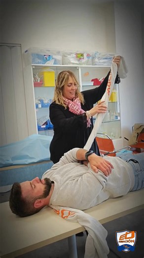 🚑🤝 El aprendizaje cobra más sentido cuando se construye en equipo. Nuestros alumnos de modalidad eLearning de TES y TSIDMN han desarrollado conjuntamente un taller práctico de movilizaciones, con el objetivo de perfeccionar técnicas que garanticen la seguridad del paciente y del propio profesional. Durante la sesión han trabajado procedimientos clave de movilización, control postural, coordinación en equipo y correcta aplicación de protocolos, reforzando la importancia de actuar con precisión,