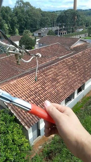 Stretching triplex cable with manual ratchet