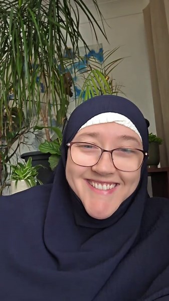 It’s the 29th of Ramadan… which means the yearly “when is Eid??” debate has officially begun 🌙😂 In Islam, Eid isn’t set by a fixed calendar date. It’s based on the actual sighting of the new crescent moon. So tonight: If the moon is seen → Eid is tomorrow If not → we complete 30 days of Ramadan That’s why we don’t confirm Eid until the night before. And yes… the debates you see every year? They’re real 😅 Some Muslims follow local moon sighting Some follow a global sighting Some choose to foll