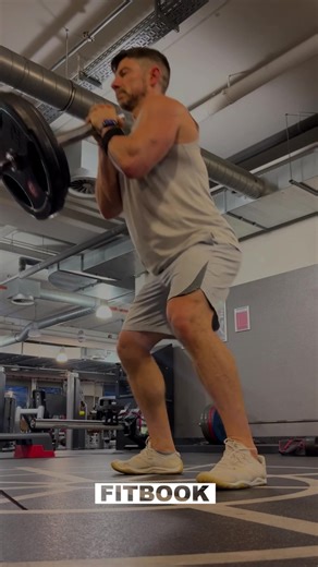 Der Landmine Squat (auch als Lumberjack Squat bekannt) ist eine effektive Übung mit der Langhantel für den Unterkörper. Es handelt sich dabei um eine Variation der traditionellen Kniebeuge, bei der eine sogenannte „Landmine“-Vorrichtung zum Einsatz kommt. ��Welche Muskeln bei der Übung besonders beansprucht werden und wie die korrekte Übungsausführung aussehen sollte, seht und lest ihr in diesem Video 💪🏻 #landminesquat #squats #gym #fitbook #lumberjack | Fitbook