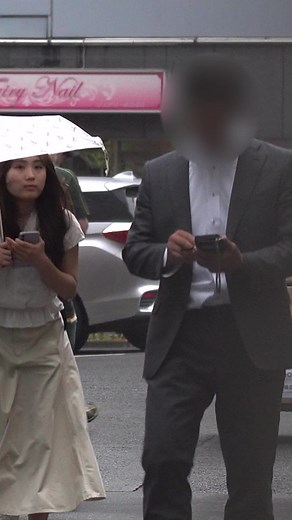 What if a woman is targeted by a prowler and asks for help? How would passersby react? #socialexperiment #japan #fyp #fypシ #prank #foryourpage