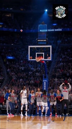 Jalen Brunson HITS VIRAL One-Hand Over-Shoulder Warmup Shot 🤯🔥 #shorts #nba #basketball