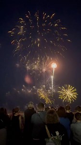 🎆 Jard-sur-Mer en mode spectacle céleste ! Hier soir, le ciel vendéen a sorti le grand jeu… et on en a encore les yeux qui brillent ✨ Ambiance festive, bord de mer, chaleur d’un soir d’été et BOUM : un feu d’artifice comme on les aime 💥🌊 Parce qu’en Vendée, même les soirées savent être inoubliables. 📍 Jard-sur-Mer – 13 juillet 2025 #VendéeTourisme #JardSurMer #FeuDArtifice #ÉtéEnVendée #ExplosionsDeBonheur #EnVendee | En Vendée