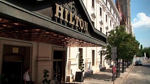 Egy varázslatos éjszaka Budapesten a Vámpírok bálja előadásán, majd szállás a Hilton Budapest Hotel csodás, Dunára néző szobáiban reggelivel, az impozáns ICON étteremben! Kedvezményes Vámpír csomagok a produkció hivatalos szállodájától, a Hilton Budapest szállodától