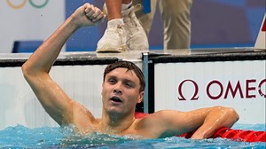 Watch Bobby Finke's furious surge to win 800-meter freestyle for US