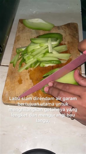 Masak labu siam tapi masih pahit? Ternyata labu siam nggak bisa langsung dimasak, loh Aku baru tahu, labu siam wajib direndam biar enak Jangan skip langkah ini ! Banyak yang salah masak labu siam gara-gara nggak direndam dulu Cara merendam labu siam: \t1.\tKupas labu siam, lalu belah sesuai kebutuhan. \t2.\tGosok potongan labu siam dengan garam sampai keluar getahnya. \t3.\tDiamkan ±10–15 menit. \t4.\tBilas dengan air bersih. \t5.\tRendam lagi dalam air bersih sekitar 10 menit, lalu tiriskan. Ti